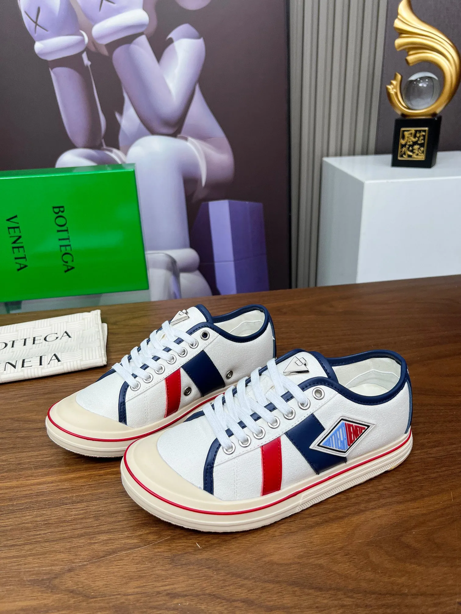 Men's men's shoes 💰500💰 Bottega Veneta BV's latest Eliot series retro basketball shoes casual sports canvas shoes will become gods once it is launched‼ ️ Inspired by retro basketball sneakers, the color combination highlights youthful vitality and perfectly interprets the theme of youth and childlike innocence. The details are also very particular. The summer canvas brings excellent durability and comfort. Designs such as calfskin trim, rubber toe caps and hand-painted retro red lines are full of retro feel. The round toe and convex sole add a modern feel and are suitable for various styles. Easily create a fashionable atmosphere. The upper foot is the focus...can be worn as a couple's shoes...The red lines on each shoe edge are hand-painted, which adds more taste and attitude! ✦Fabric: Original customized high-density canvas + cowhide ✦Inner: original customized breathable canvas ✦Insole: movable latex cowhide insole ✦Sole: original molded non-slip and wear-resistant TPU material ✦Sole thickness: 3cm, low-profile, single shoe ✦Number of sizes: female size 35--40, female 40 is customized and non-returnable❕ ✦Number: male size 39--45, male 45 is customized and non-returnable❗️